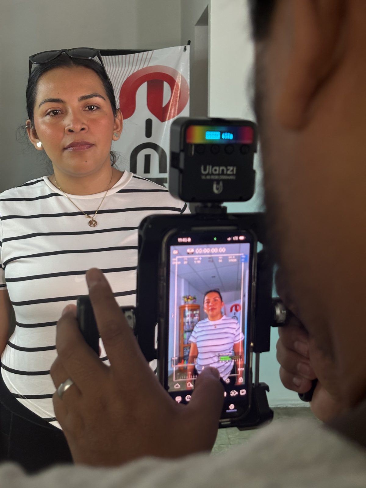 Producción de video en tienda con equipo profesional